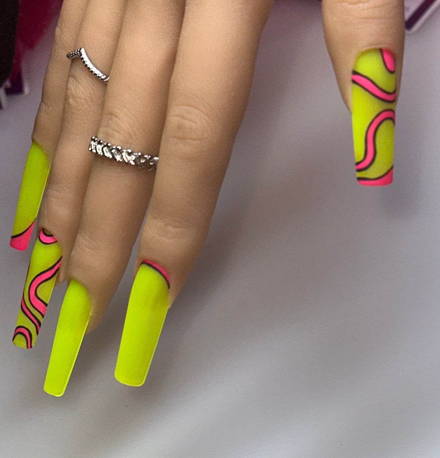 Neon Swirl Vibes – Press-On Nails