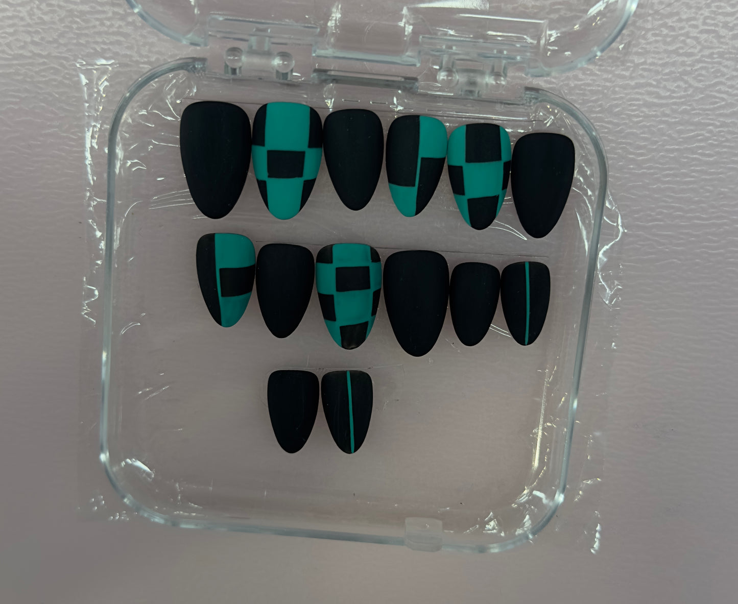 Emerald Edge – Matte Black & Green Press-On Nails | Austin, TX (Size Small, 14pc Set)