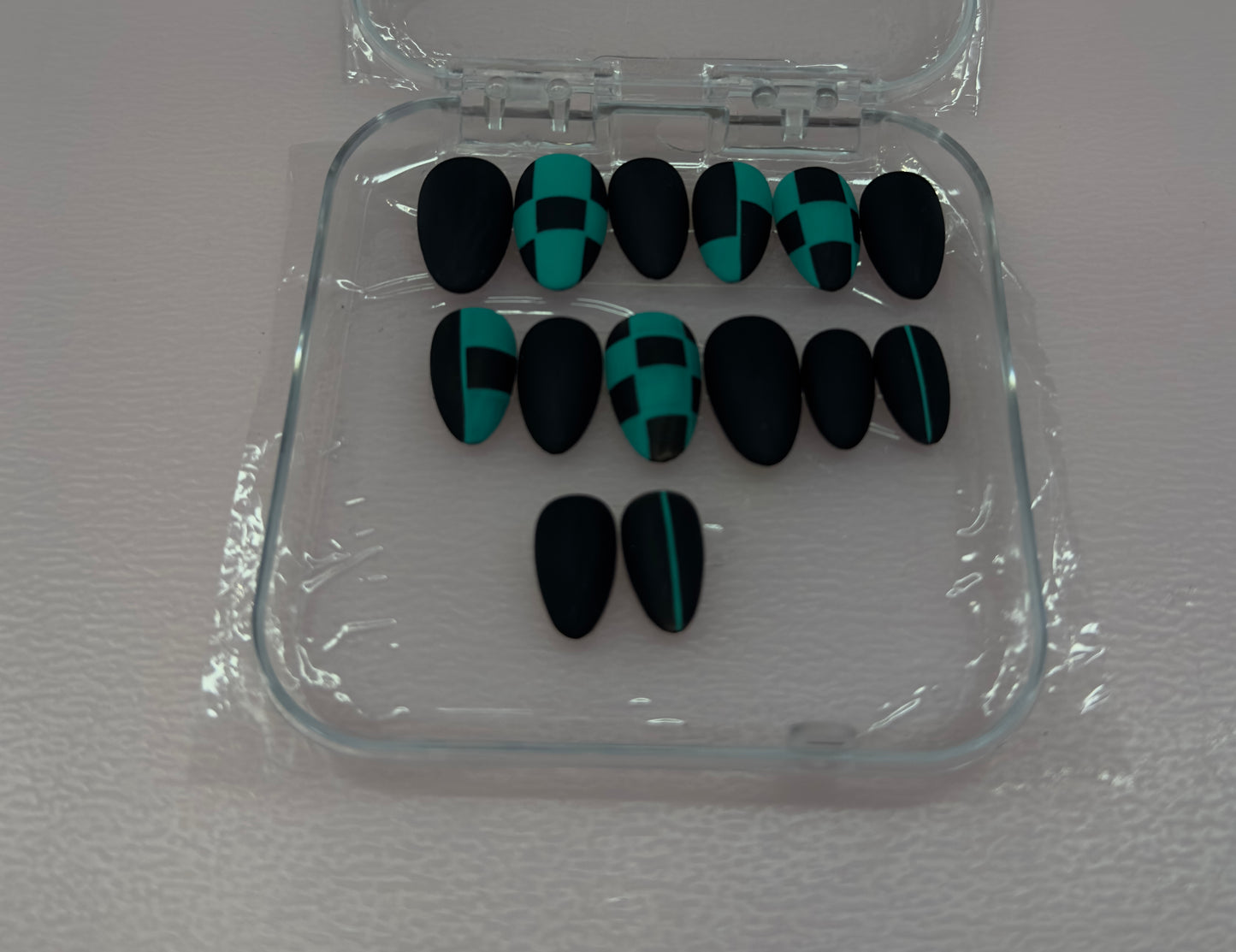 Emerald Edge – Matte Black & Green Press-On Nails | Austin, TX (Size Small, 14pc Set)