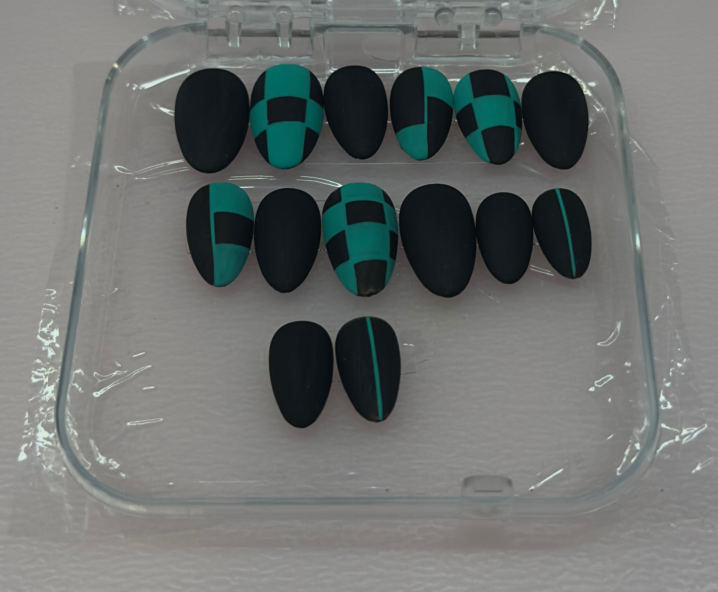 Emerald Edge – Matte Black & Green Press-On Nails | Austin, TX (Size Small, 14pc Set)