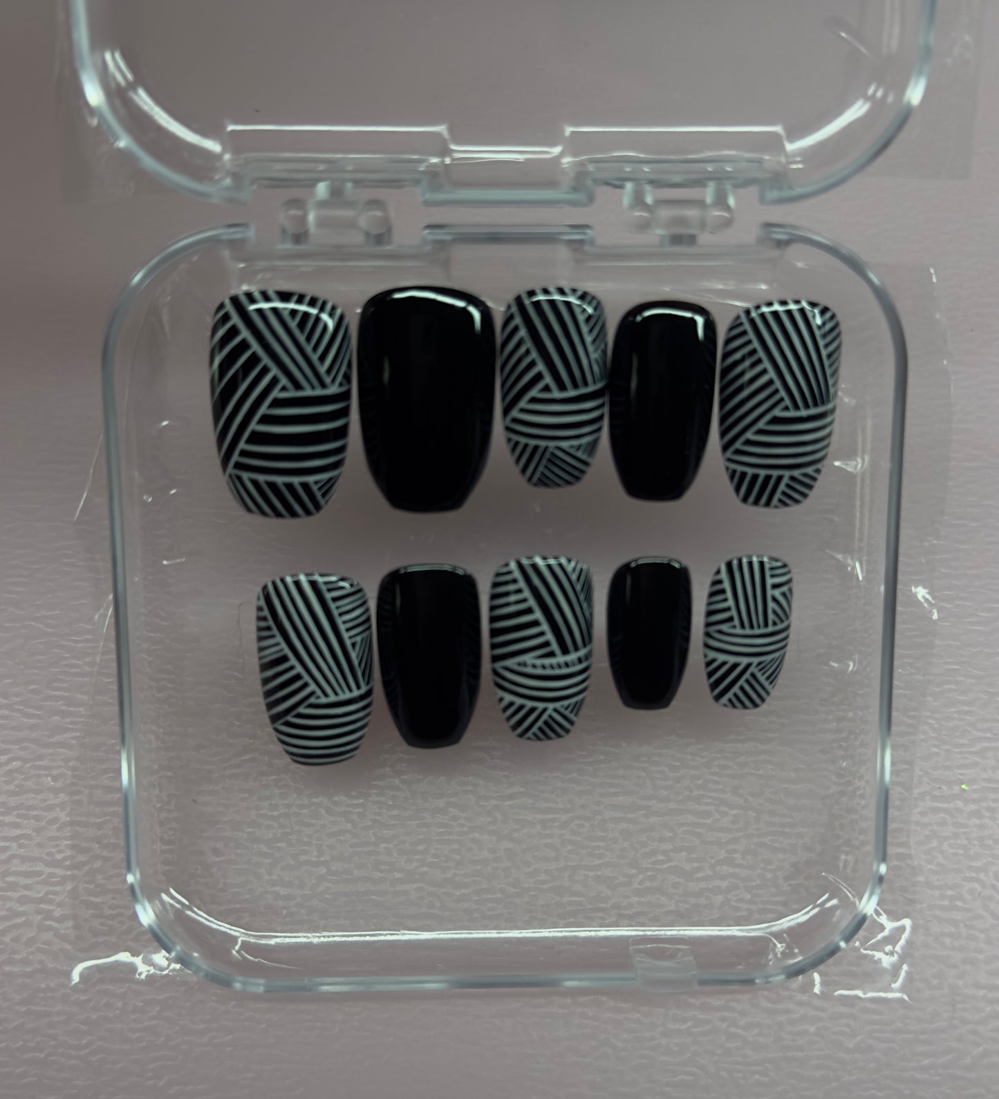 Monochrome Motion – Black & White Line Art Press-On Nails | Austin, TX - Medium Size (14pc Set)